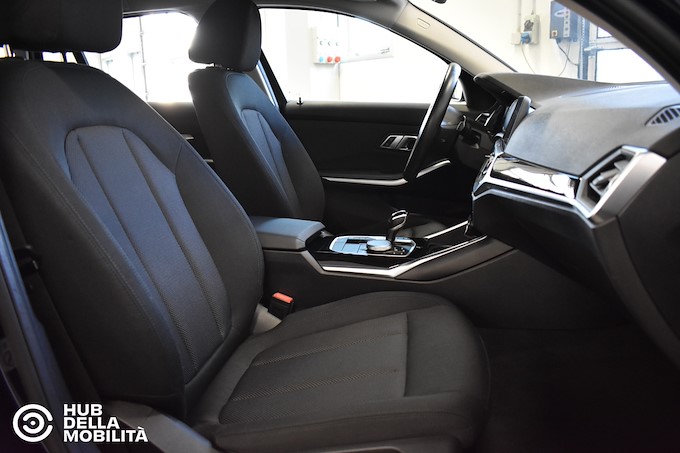 BMW 318d 48V Touring Business Advantage